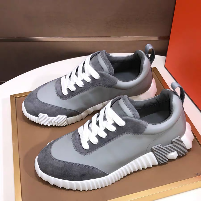 HER Sneaker