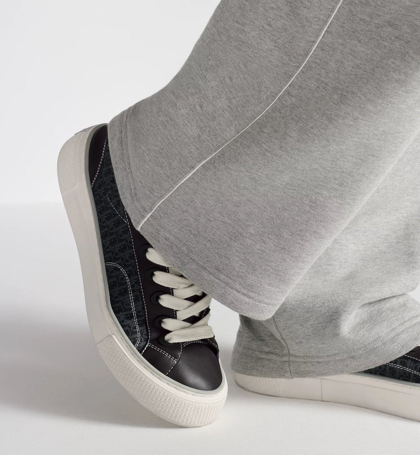 B33 SPIN Sneaker